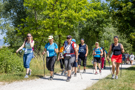 Pot ob reki, ki povezuje (27)